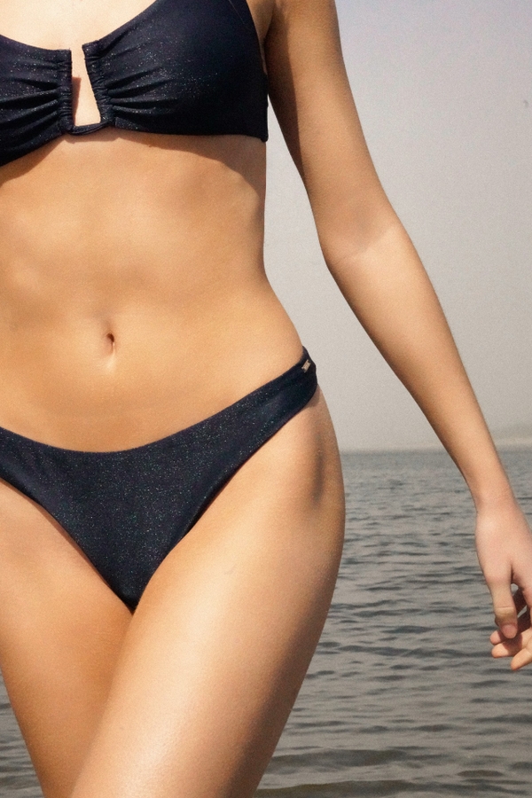 bikini cola chica sally